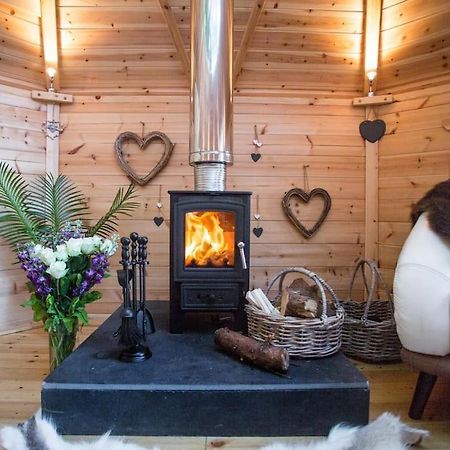 Romantic Treehouse With Hot Tub & Bbq Lodge Praze an Beeble Esterno foto