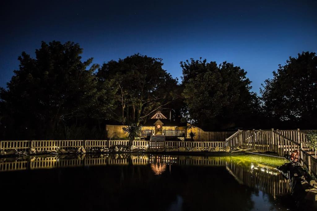 Romantic Treehouse With Hot Tub & Bbq Lodge Praze an Beeble Esterno foto