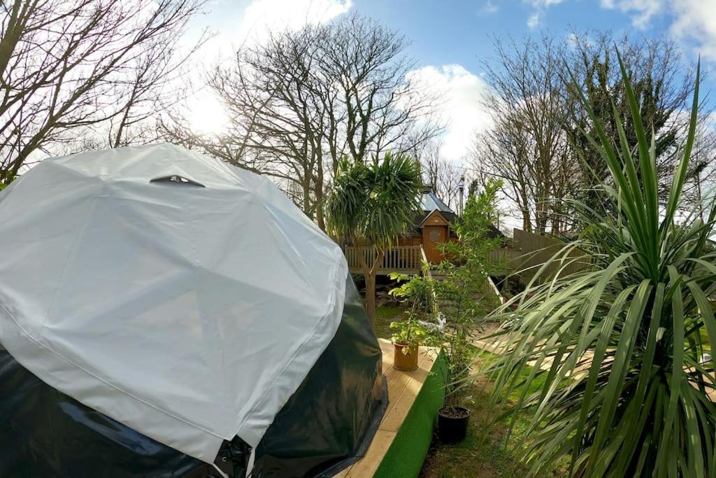 Romantic Treehouse With Hot Tub & Bbq Lodge Praze an Beeble Esterno foto