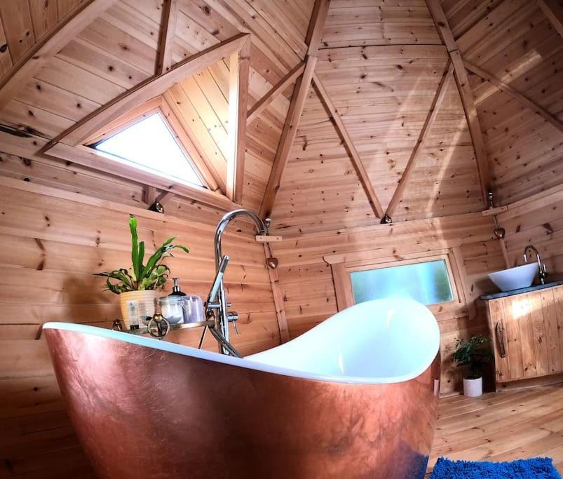 Romantic Treehouse With Hot Tub & Bbq Lodge Praze an Beeble Esterno foto