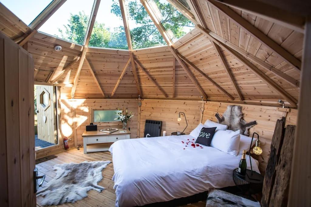 Romantic Treehouse With Hot Tub & Bbq Lodge Praze an Beeble Esterno foto