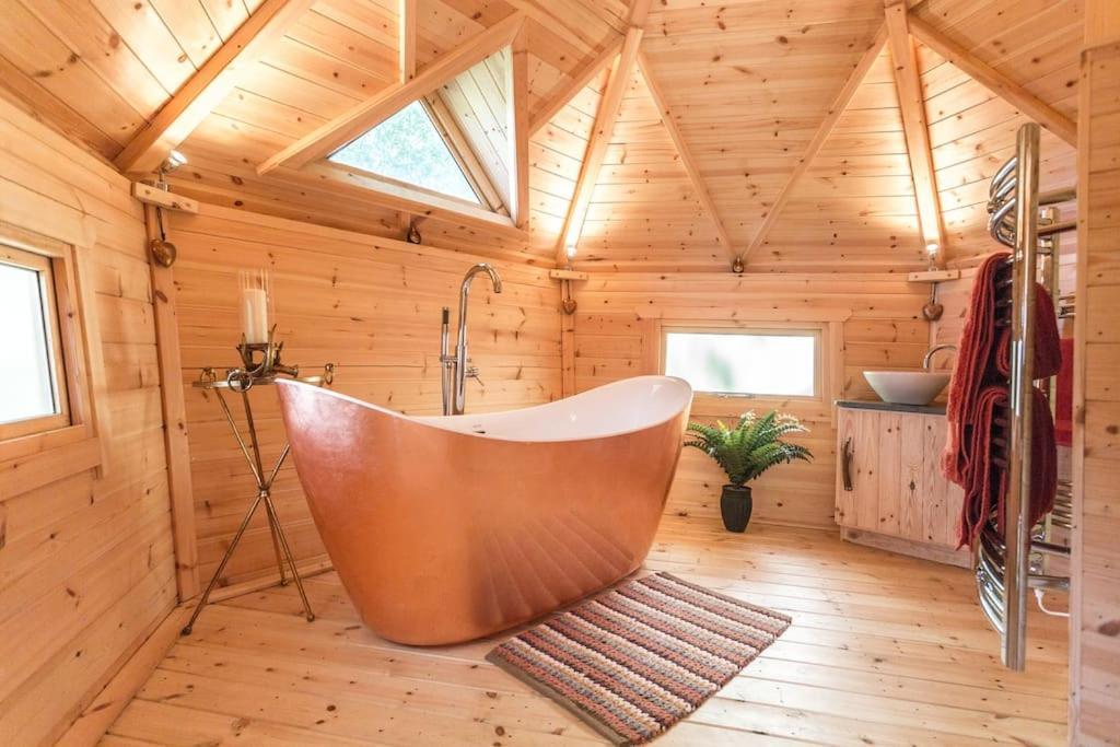 Romantic Treehouse With Hot Tub & Bbq Lodge Praze an Beeble Esterno foto