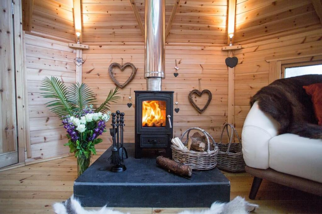 Romantic Treehouse With Hot Tub & Bbq Lodge Praze an Beeble Esterno foto